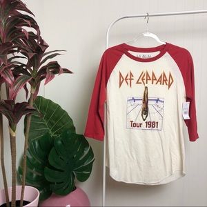 NWT >> Def Leppard tee >> M-L